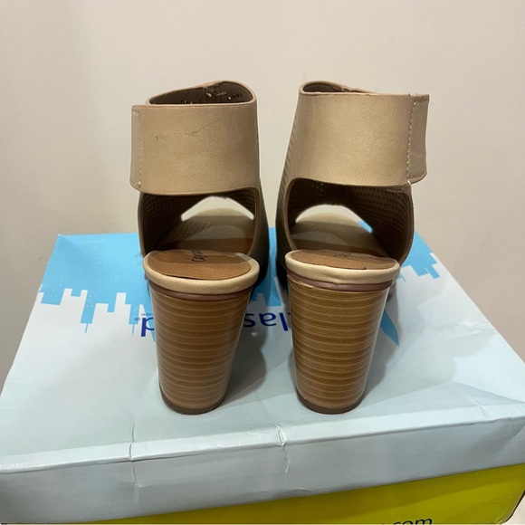 CITYCLASSIFIED Roadway Peep Toe Perforated Slingback Chunky Heel Sandals 6.5 - Picture 4 of 7